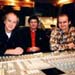 Peter Koelewijn, Hans van Hemert en Ben Liebrand poseren voor foto bij artikel over Gong (Telegraaf 25 november 1994)